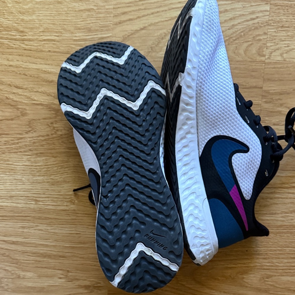 Nike Women's Black and White Sneakers - Picture 3 of 4